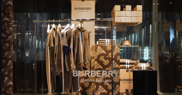 新logo拯救了Burberry？近距离看一个老奢侈品牌如何“改头换面”