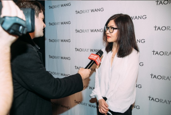 ​疫情之下，孤军征战纽约时装周的“西服女王”王陶说：TAORAY WANG是今日暖身暖心的