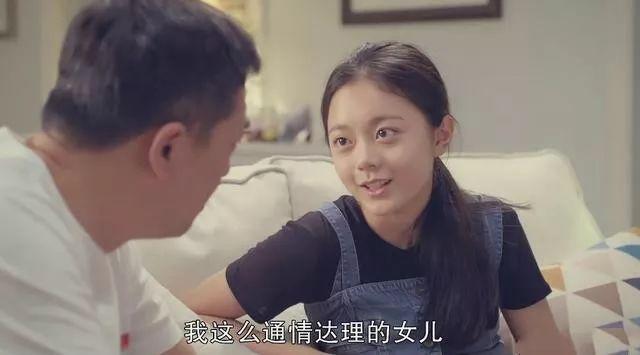 她8岁出道，因小魔仙走红，14岁搭档吴京，如今已成国民闺女