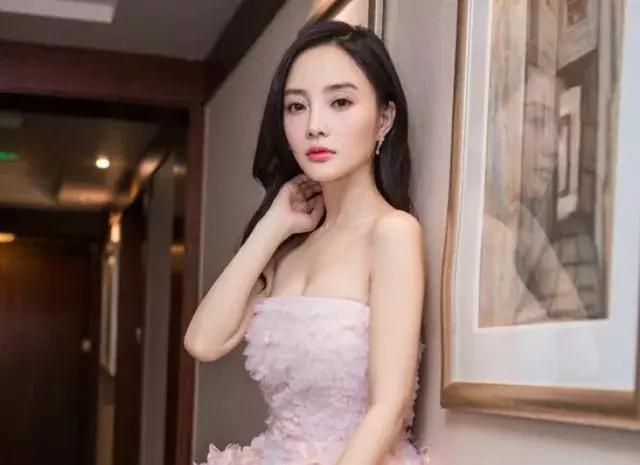 李小璐被偶遇,看起来像中学生,一个穿戴似在与贾乃亮隔空秀恩爱