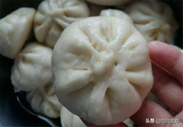老外在中国吃包子,心疼他的外国朋友:他们没有包子吃