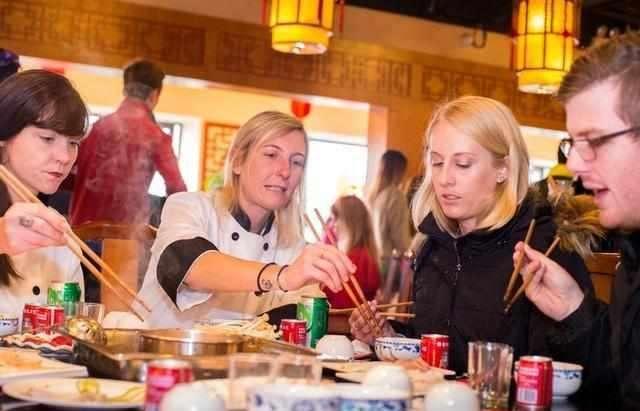 老外想用几千块尝遍中国菜,结果刚吃一口,他表示太低估中国菜了