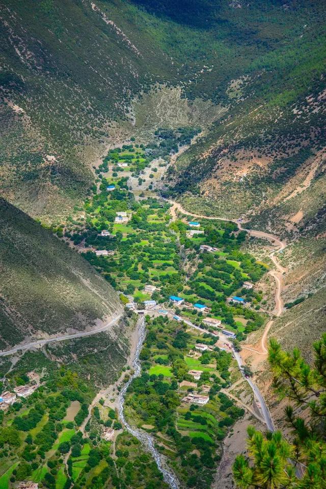 中国唯一不收费高速公路，5小时能看遍世间最美风景