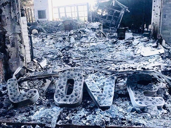 两人的家在加州大火中被烧毁