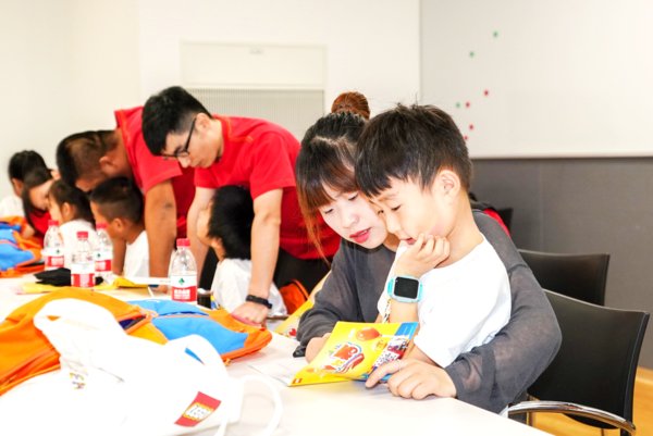 孩子们在乐高留守儿童夏令营中与父母团聚,享受亲子互动时光 孩子们在乐高留守儿童夏令营中与父母团聚,享受亲子互动时光
