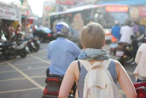 为什么老外出门旅行,都是背着一个大包,而中国人却是拉箱子呢?