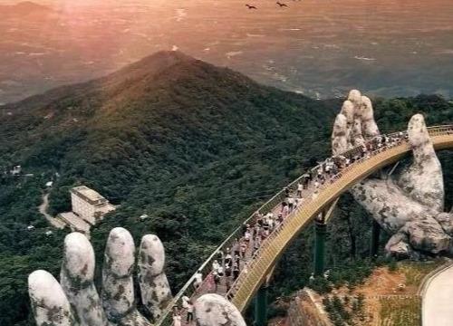 世界最独特的桥,佛手托起魔幻金桥画面太震撼,游客蜂拥而至