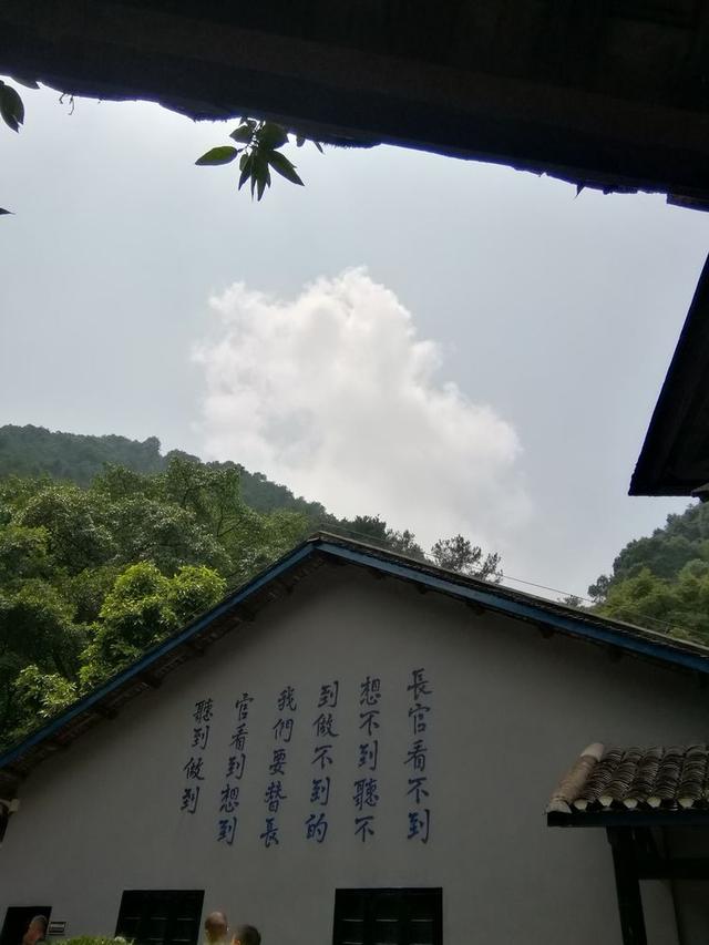 八月,穿越那片花海那湾水
