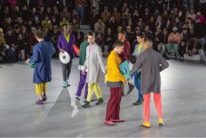 HOMME PLISSÉ ISSEY MIYAKE 2020秋冬巴黎时装秀，黄宗泽、王大陆玩乐“褶学百老汇”