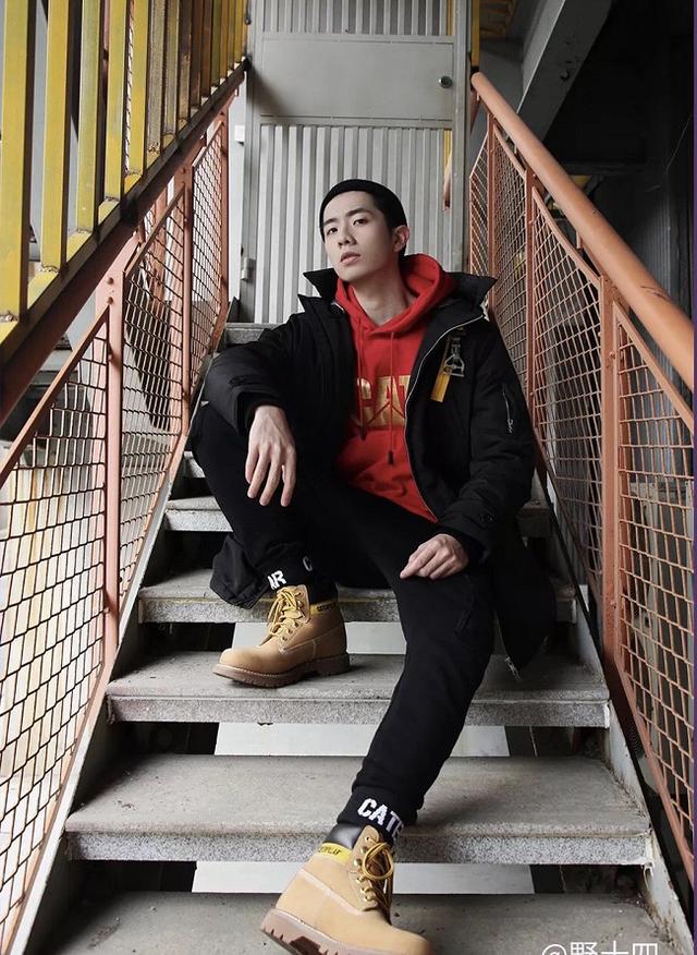 和明星学习卡特大黄靴穿搭时尚,让心仪的女生觉得更靠谱