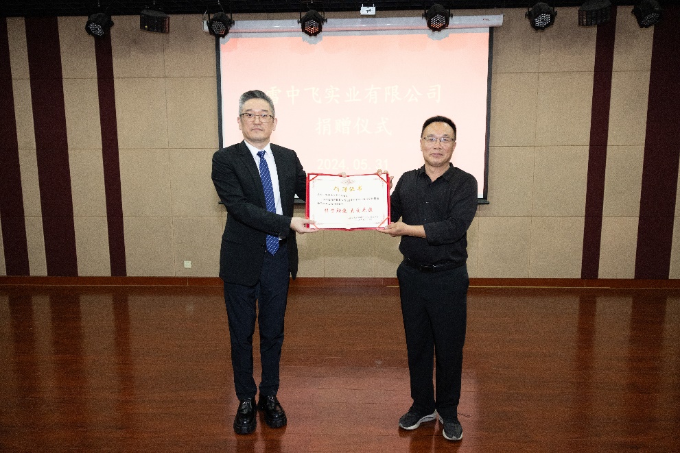 图片包含 建筑, 站, 男人, 前 描述已自动生成