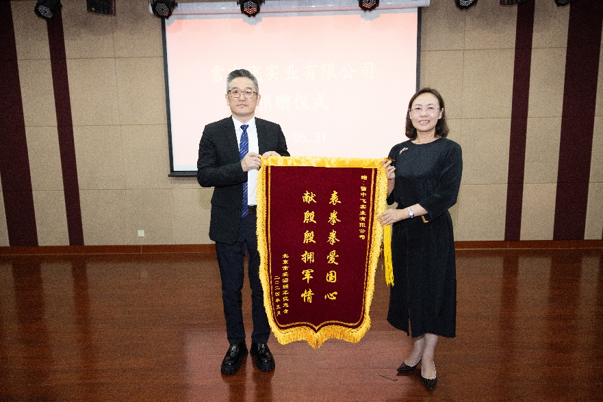 图片包含 地板, 室内, 男人, 站 描述已自动生成